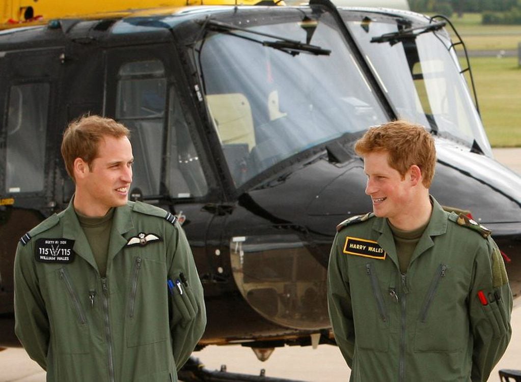 William y Harry cuando servían en el Ejército (AP Photo/Kirsty Wigglesworth, Archivo)