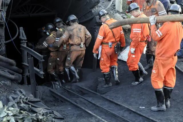 Hay 22 mineros atrapados en China.