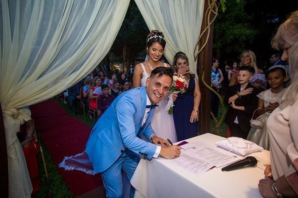 Roberto Edgar firma el libro ante un juez de Paz para casarse con Jenifer (Foto: Instagram/ @robertoedgar01)