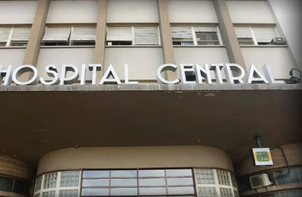Hospital Central de Mendoza. Un trabajador golondrina fue atacado por otros sujetos con un amortiguador de moto y está gravemente herido. Otro se encuentra en el hospital Metraux.
