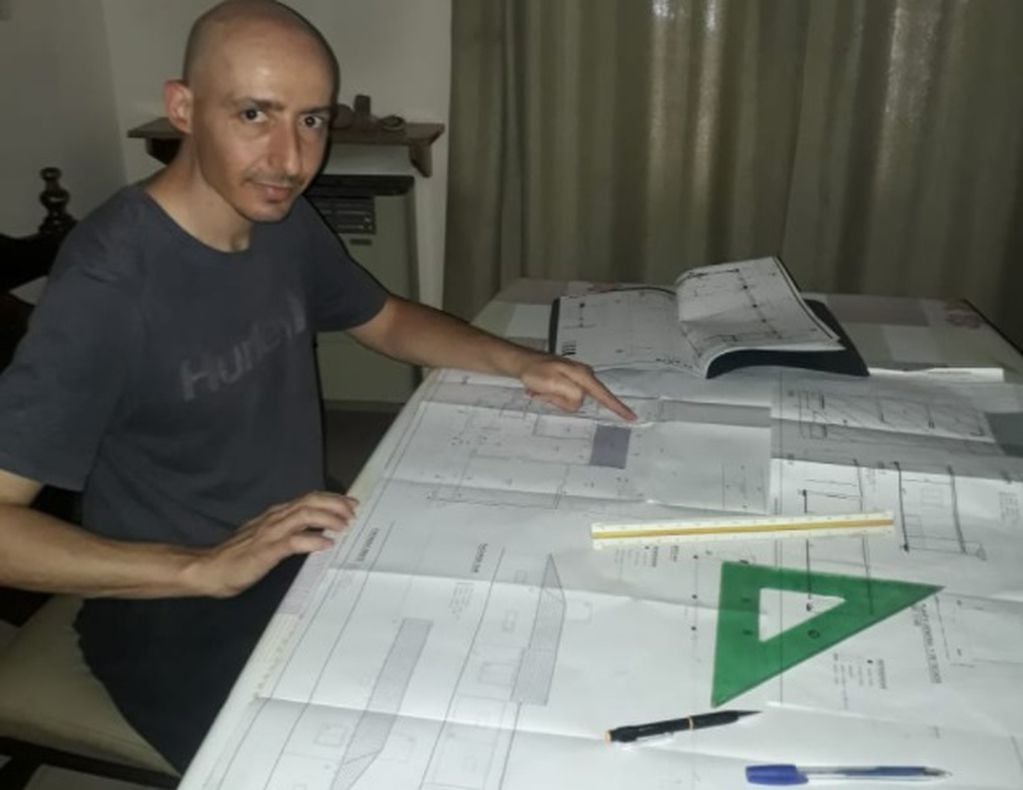 Gustavo Molina hoy es requerido en la construcción de obras por su responsabilidad en el trabajo de diseños.