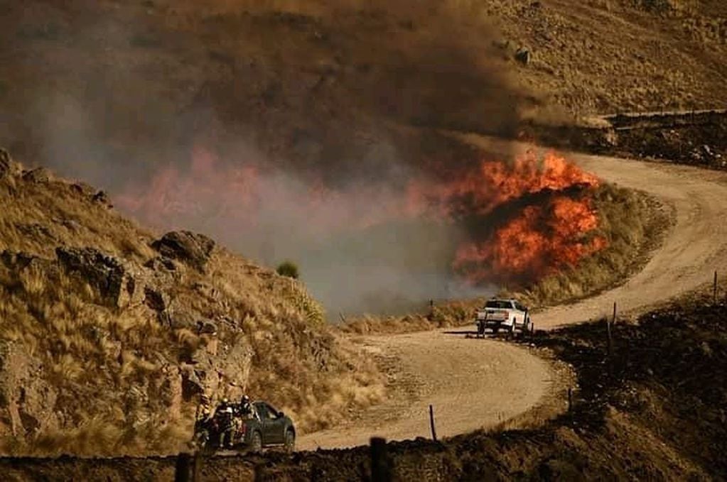 Incendio forestal en cercanías de Copina durante este último fin de semana. (Foto: Eduardo Loza / Facebook Bomberos de Icho Cruz).