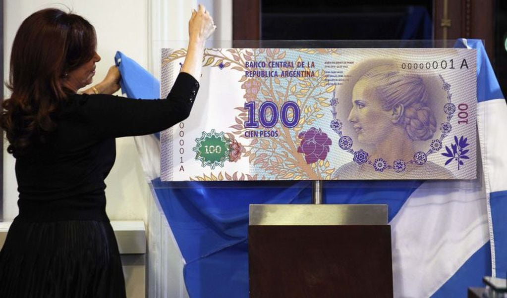 Cristina Kirchner presentando en 2012 el nuevo billete de $100, en homenaje a Eva Perón. Crédito: REUTERS/Marcos Brindicci.