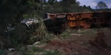 Camión cargado de soja volcó en Leandro N. Alem