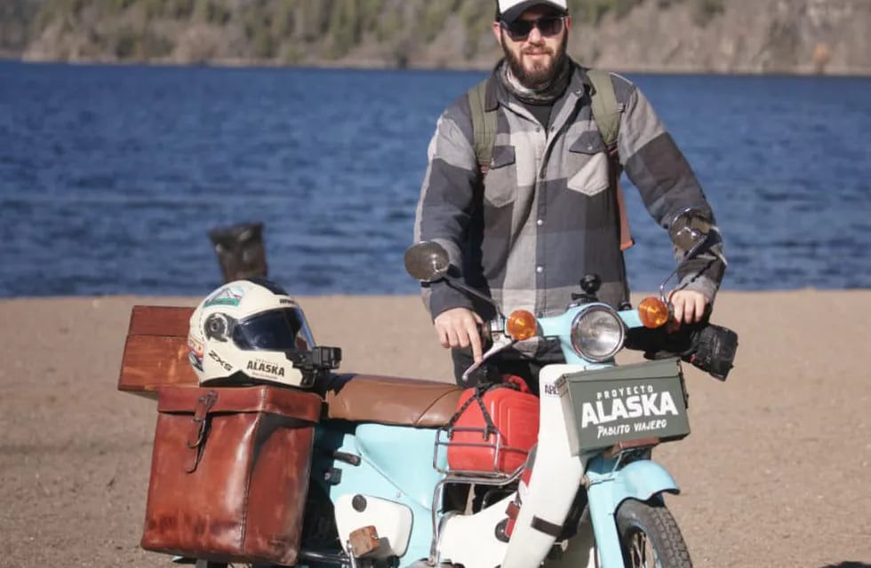 Pablito con su motocicleta económica, la que está utilizando para su "Proyecto Alaska".