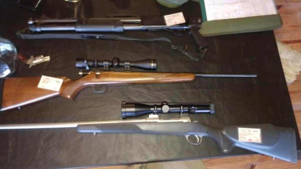 Las armas de grueso calibre secuestradas en una vivienda de Uspallata en donde hallaron numerosa taxidermia. Gentileza Gobierno de Mendoza