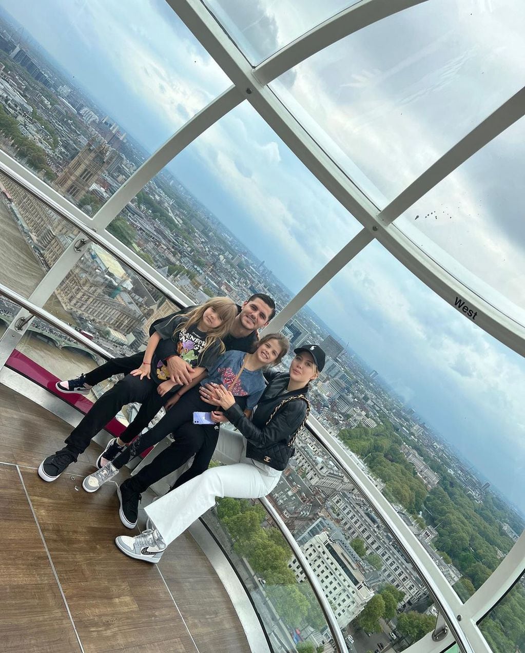 Wanda Nara en Londres junto a Mauro Icardi y sus hijas.