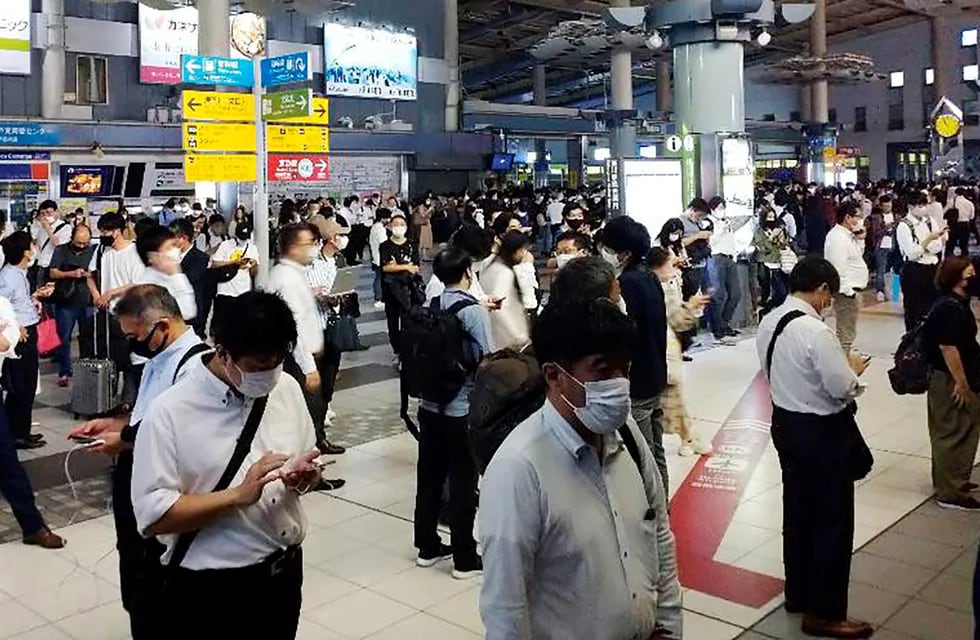 El terremoto de escala 6,1 que sacudió a parte de Japón obligó a las autoridades a cesar momentáneamente con el funcionamiento de los trenes bala (shinkansen) del país.