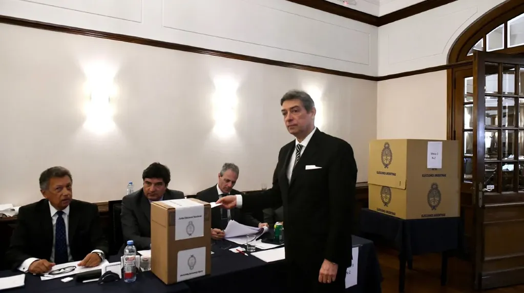 Horacio Rosatti, presidente de la Corte Suprema y del Consejo de la Magistratura, emitiendo su voto.