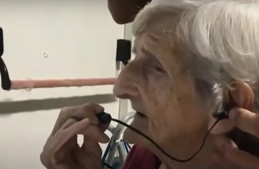 El emotivo festejo de Araceli, la mujer que cumplió 101 años y se comunicó con sus seres queridos con por videollamada (Foto: captura video)
