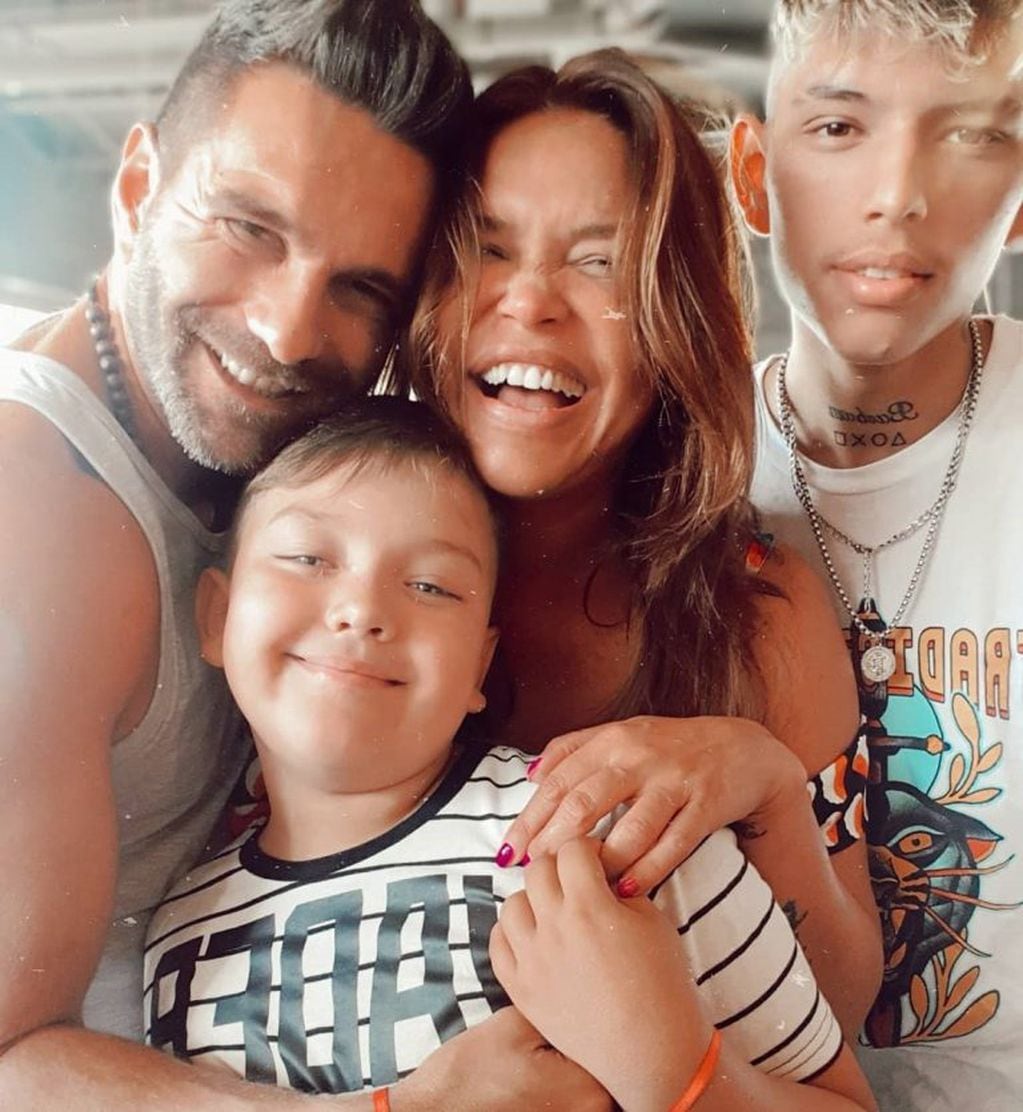 Nazarena Vélez con sus hijos y su actual pareja Santiago Caamaño