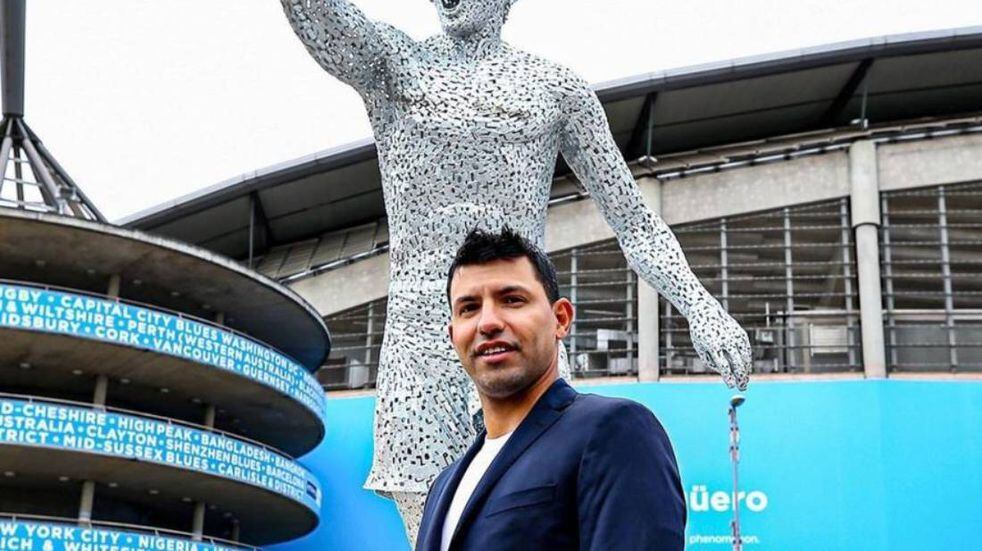 Kun Agüero junto a su estatua en Manchester (Prensa City)