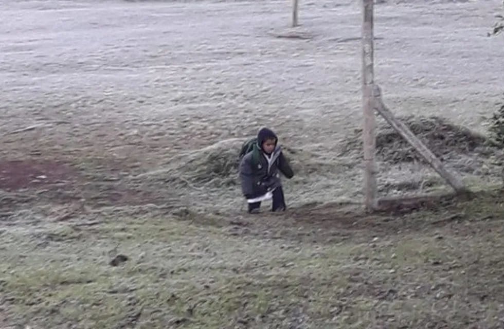 El misionerito que cruza el hielo a pie para llegar a la escuela. (Foto: Infobae)
