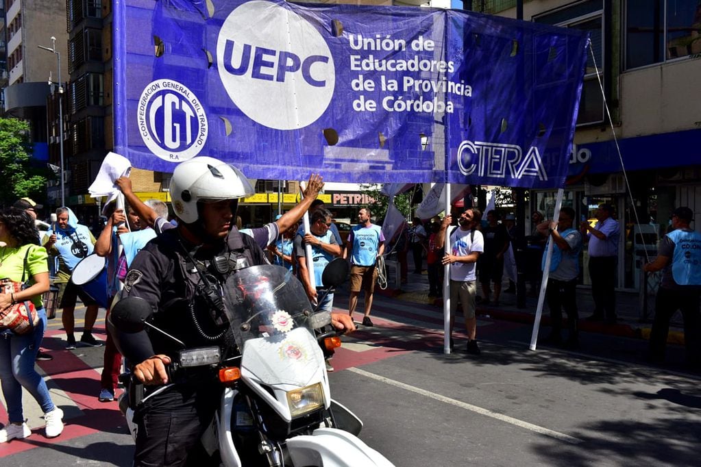 Unicameral. Protesta de UEPC por la suba de los aportes personales y para Apross. (José Gabriel Hernández / La Voz)