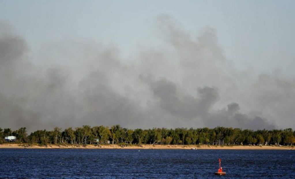 No les importa nada: sigue el fuego en las islas, pese a la prohibición (@MauroYasprizza)