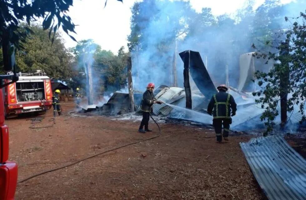 Incendio en Panambí consumió un galpón y un vehículo.