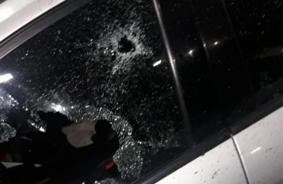 El Ford Focus recibió múltiples disparos la noche del lunes cerca de Fighiera. (@radio2rosario)
