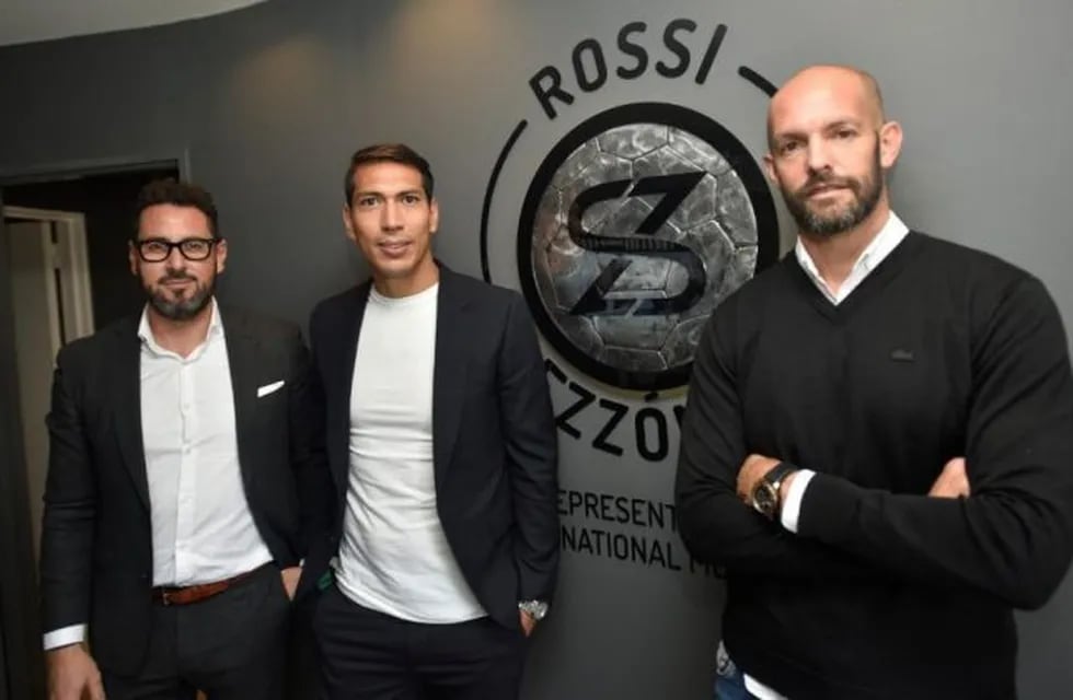 Juan Pablo Rezzónico, ahora representante de futbolistas, junto a su socio Horacio Rozzi y el delantero Leonardo Ulloa.