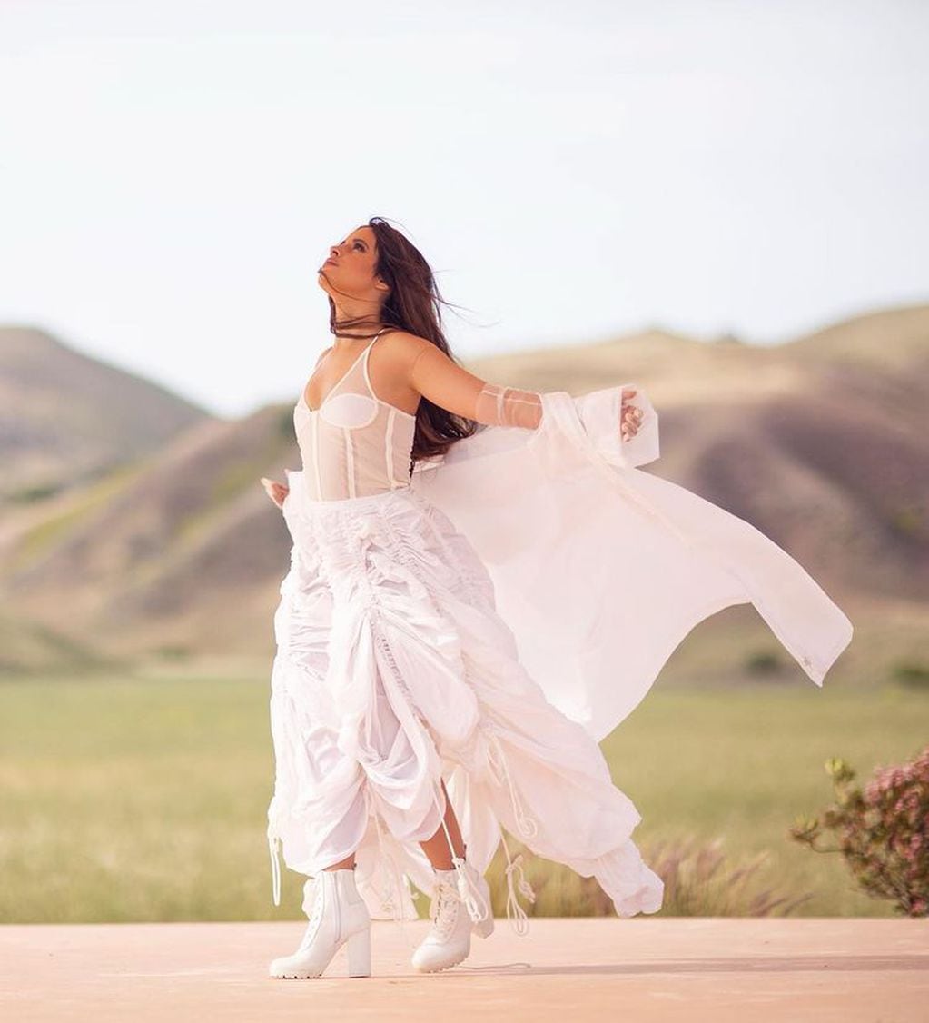 El día que Camila Cabello cautivó en Instagram con un vestido blanco con transparencias.