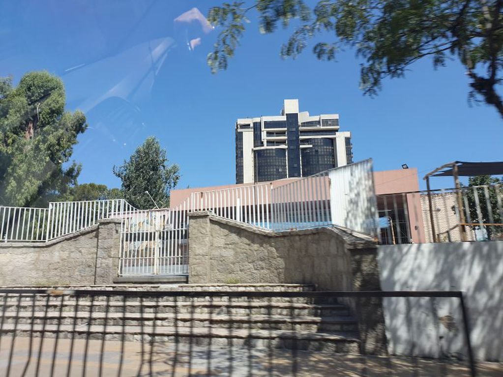 Escuela Carlos N. Paz, en pleno centro de la villa. (Foto: ViaCarlosPaz).