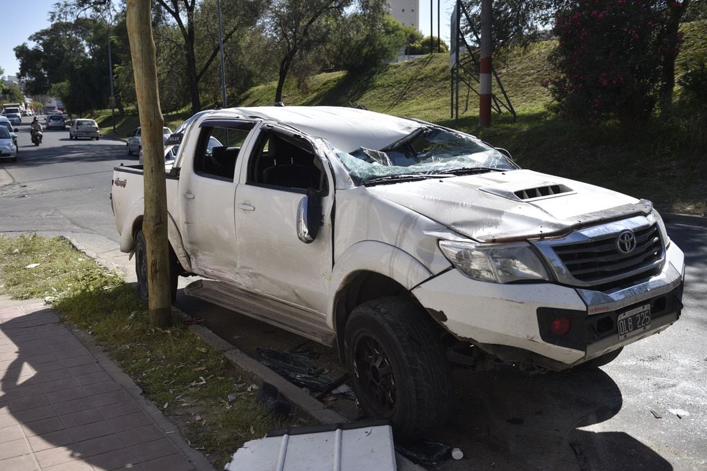 Una camioneta choco y volco en barrio San Martín, calle Los Andes al 1.400.
(Ramiro Pereyra/La Voz)