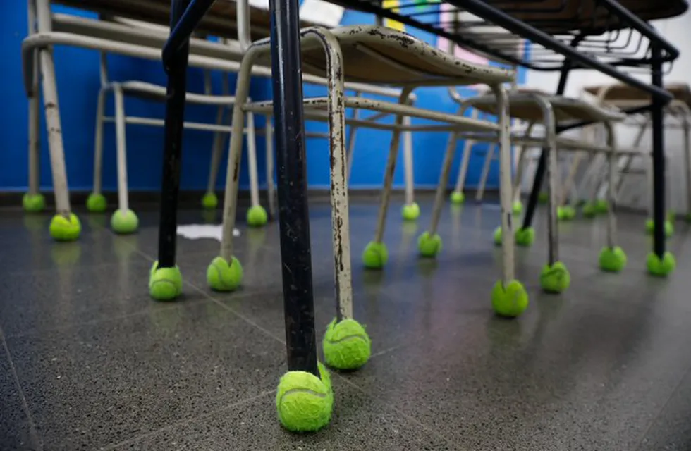 Colocaron pelotas de tenis en los bancos para que un compañero no sufra los ruidos.