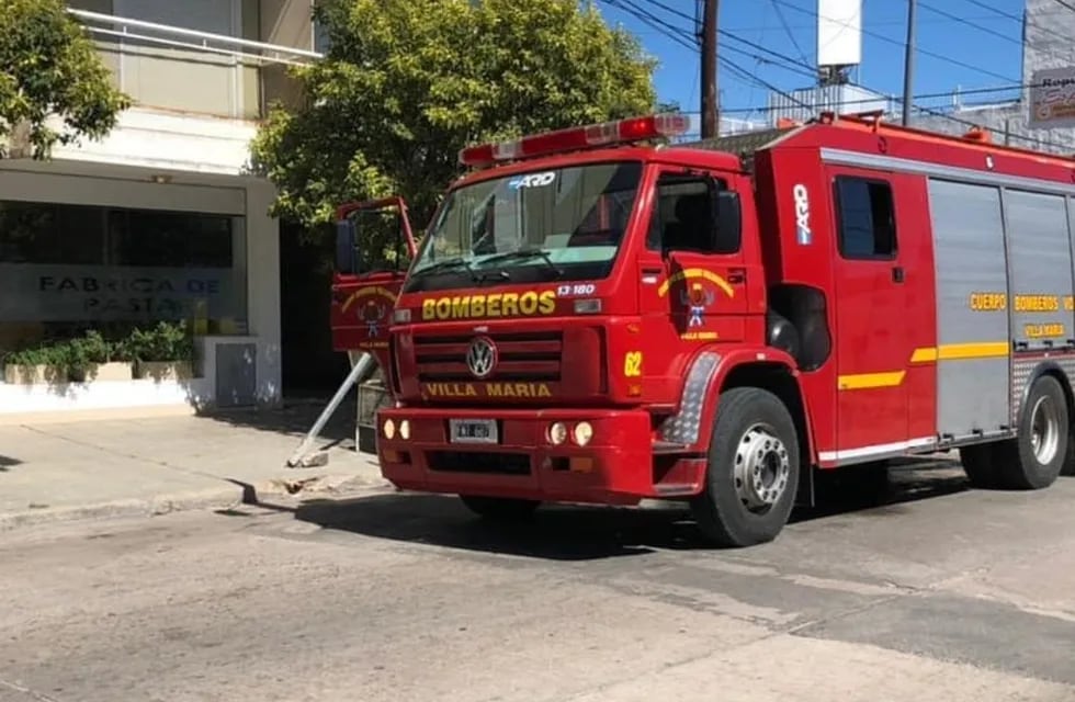 Los bomberos de Villa María actuaron con rapidez, para rescatar a la mujer.