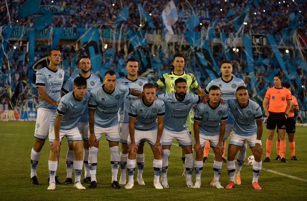 Diego Novaretti, primero desde la izquierda, no pudo terminar el partido con Belgrano (La Voz).