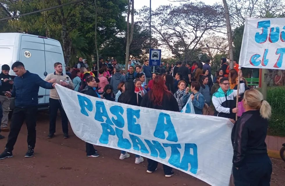 Eldorado: municipales realizan una protesta frente al Concejo Deliberante.