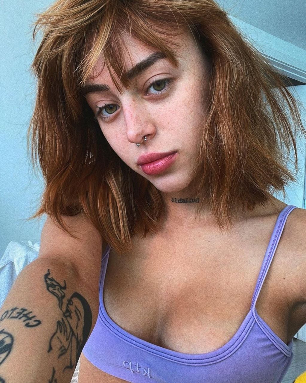 Nicki estrenó el nuevo corte de pelo en una selfie con un top lila.