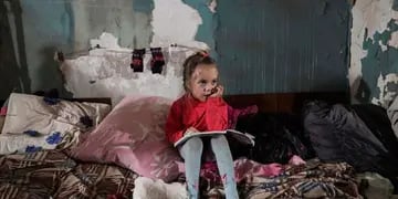 Niña en un refugio improvisado en Ucrania