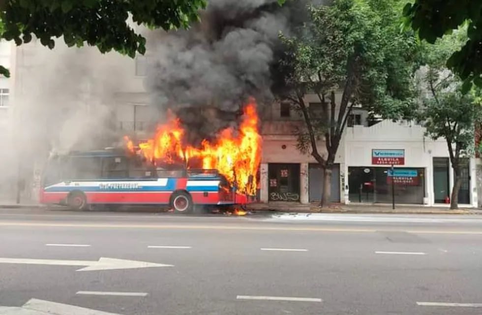 Se incendió un colectivo de la línea 110 en Flores.