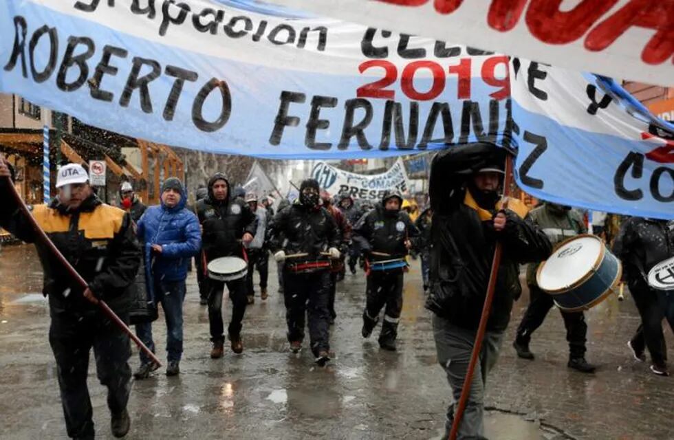 Choferes y dirigentes gremiales marcharon en el segundo día de paro de la UTA en Bariloche. Foto: Alfredo Leiva.
