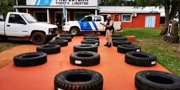 Secuestran cargamento de cubiertas en Puerto Esperanza