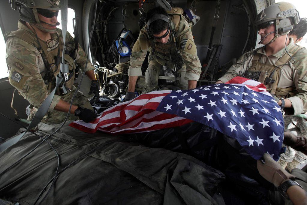 Una bandera estadounidense sobre los restos del primero de los dos soldados 
muertos minutos antes, en un ataque con artefactos explosivos improvisados en la provincia de Kandahar. Julio de 2010. (AP)