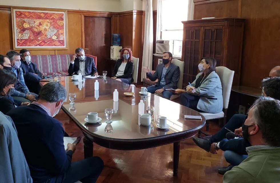 Varios ministros del gabinete de Rodolfo Suarez se reunieron con empresarios del sector de turismo, gastronómico y hotelero. Gentileza Gobierno de Mendoza