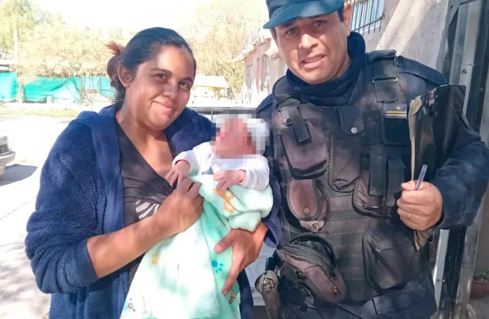 Policías mendocinos salvaron la vida de una bebé y los padres les agradecieron con una emotiva carta