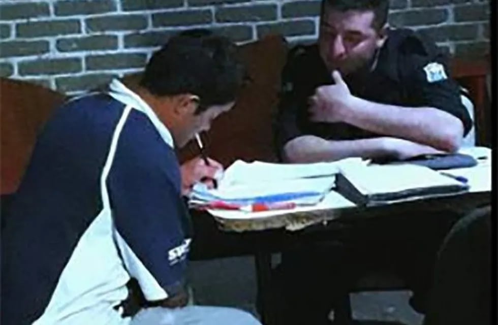 Policía ayuda a leer y a escribir.