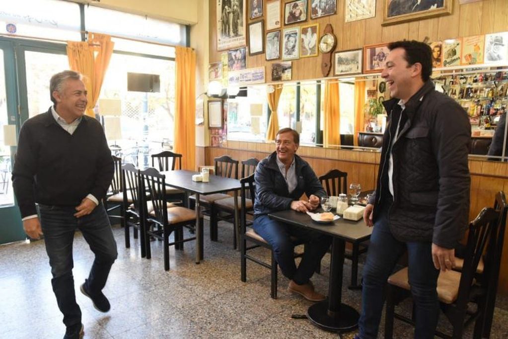 Cornejo tomó café en la previa de ir a emitir su vito con Tadeo García Salazar y Rody Suarez.