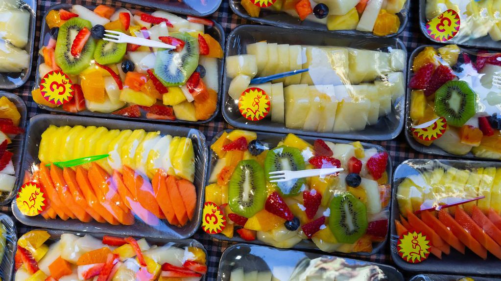 Fuertes polémicas por el uso de plásticos en frutas y verduras.