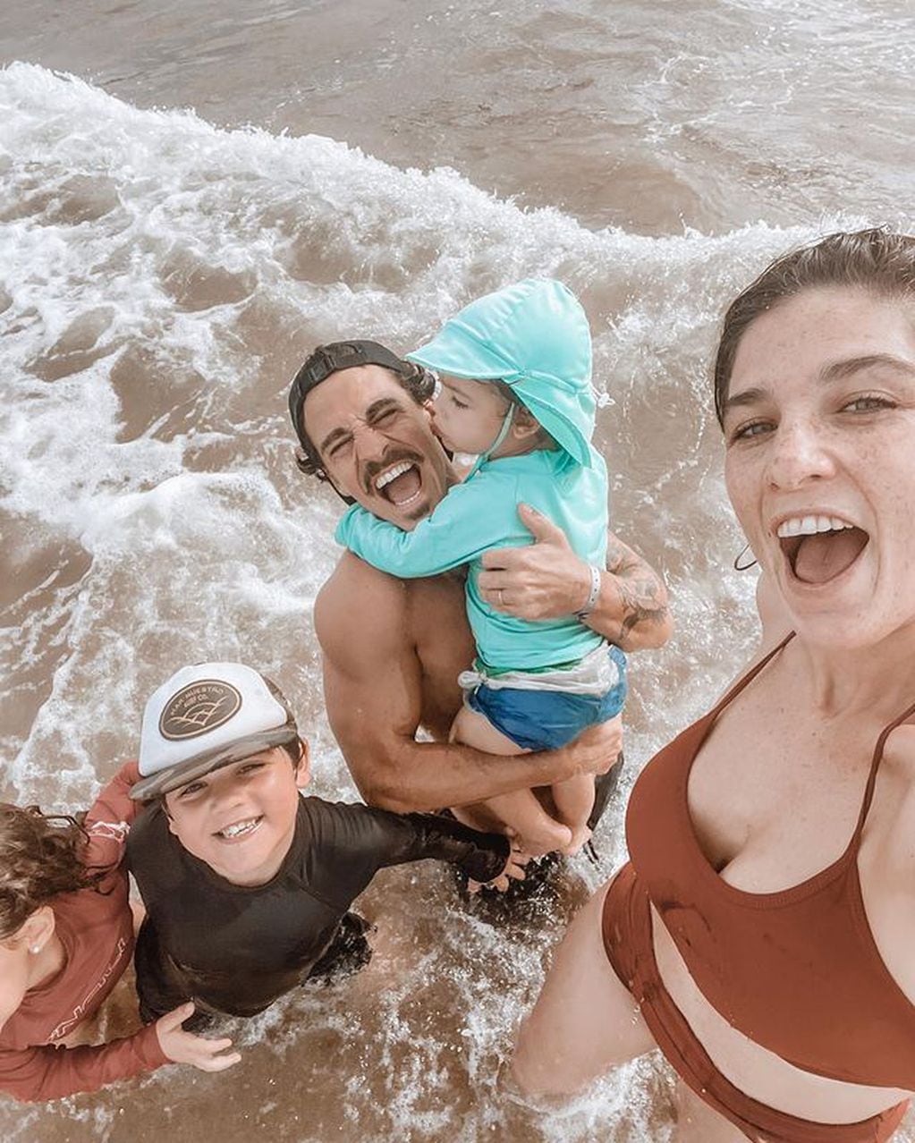 Juana y su familia en la playa.