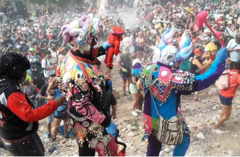 Escena de los festejos de la comparsa "Pocos pero Locos" de Tilcara, durante el Carnaval Grande 2021.