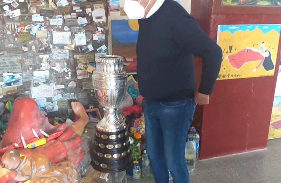El Chiqui Tapia le llevó la Copa América a la Difunta Correa hasta su santuario.
