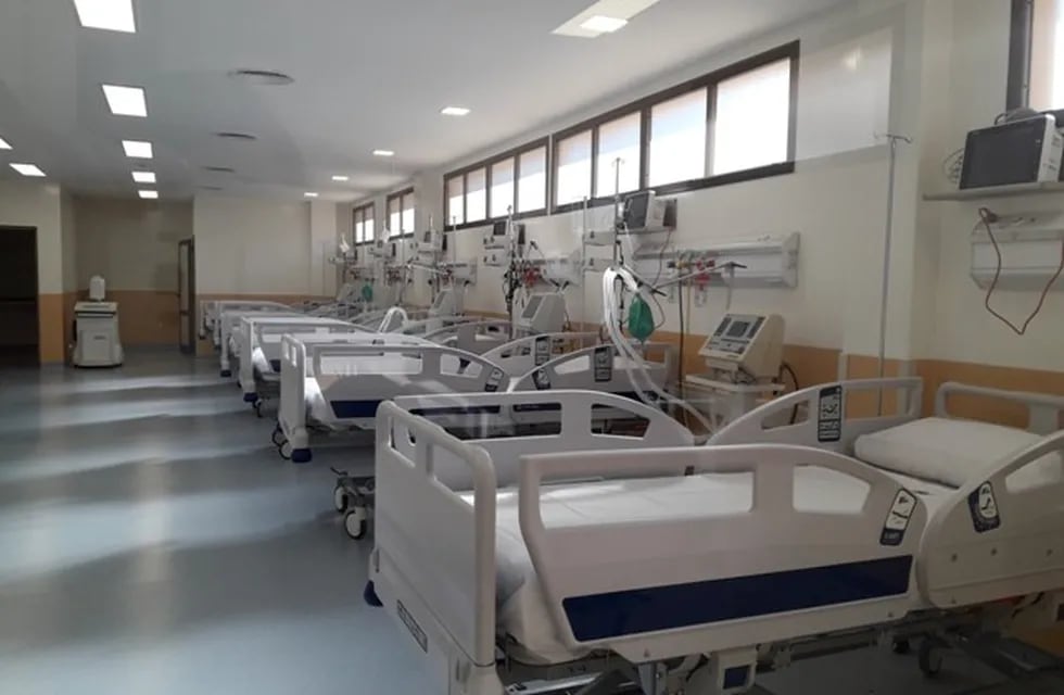 Sala con 6 camas de terapia intensiva en el Hospital Favaloro de Posadas.