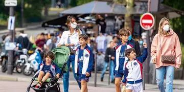 El paseo de Antonela Roccuzzo con sus hijos en Paris