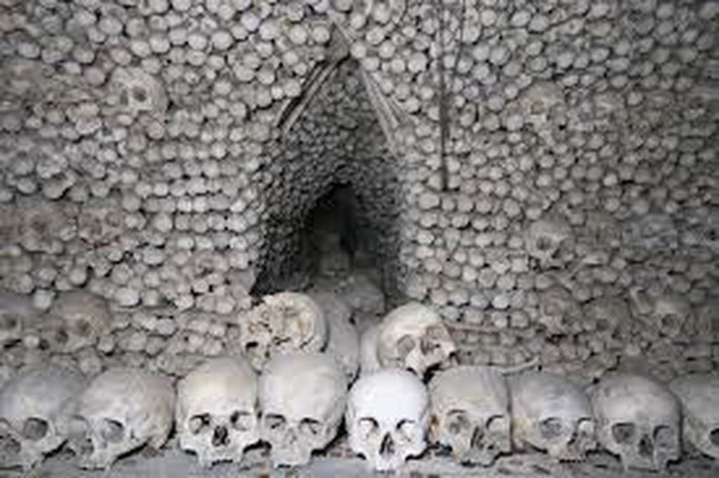 El Osario de Sedlec está decorado con aproximadamente 40 mil esqueletos humanos.