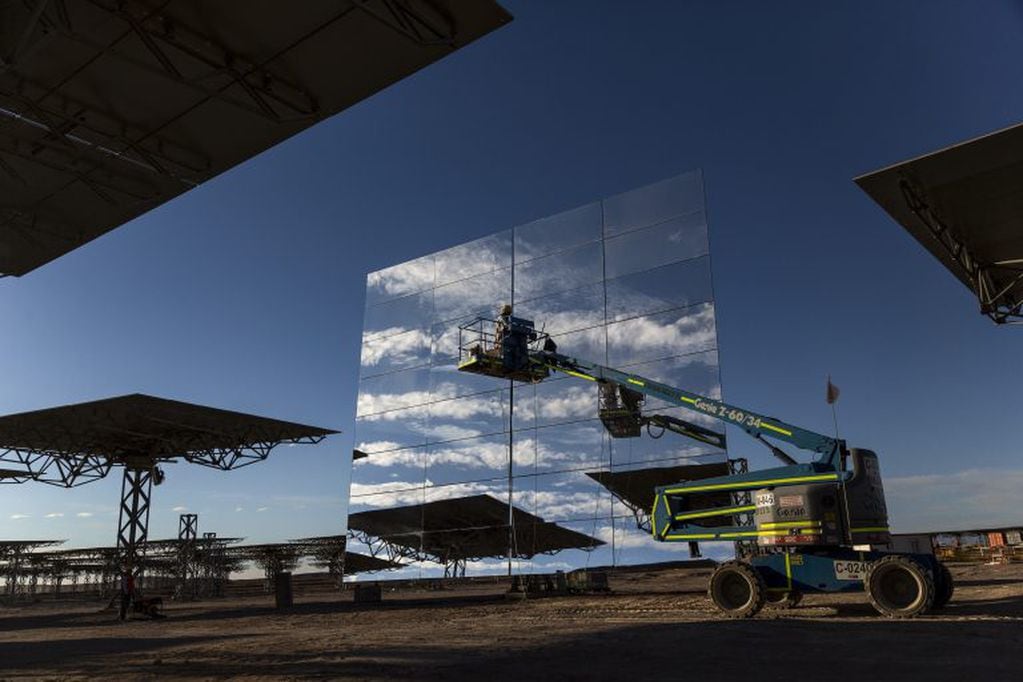Paneles solares colocación - Photographer: Cristobal Olivares - Bloomberg