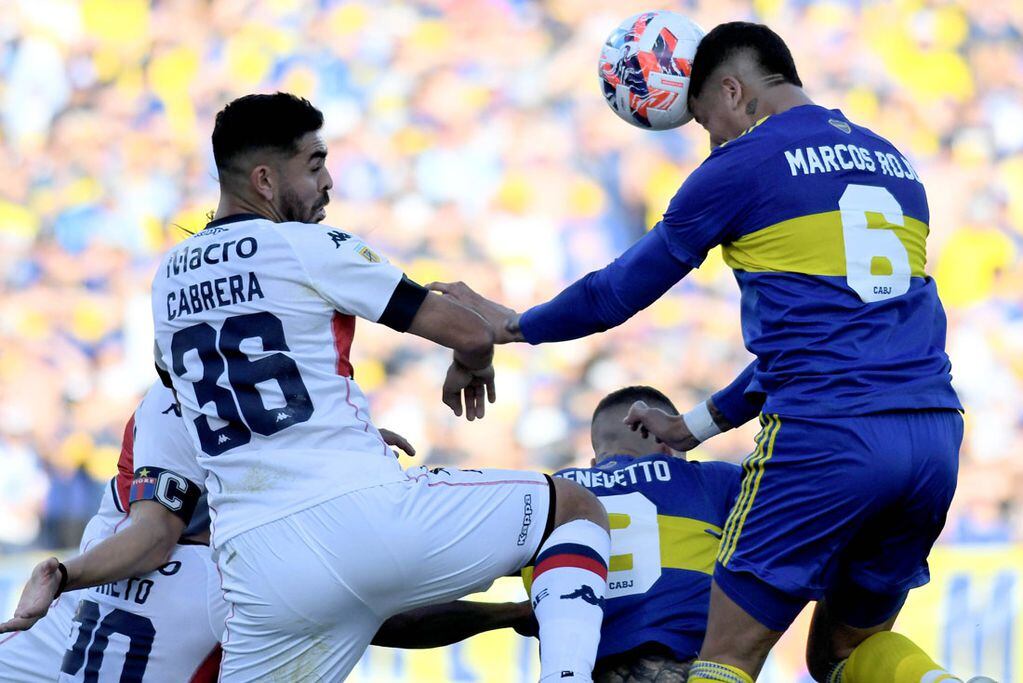 Marcos Rojo les gana a todos y marca el 1-0 de Boca ante Tigre. (Fotobaires)