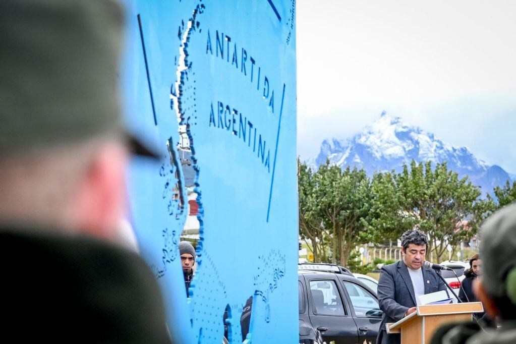 Inauguraron en Ushuaia el cartel del Sector Antártico Argentino