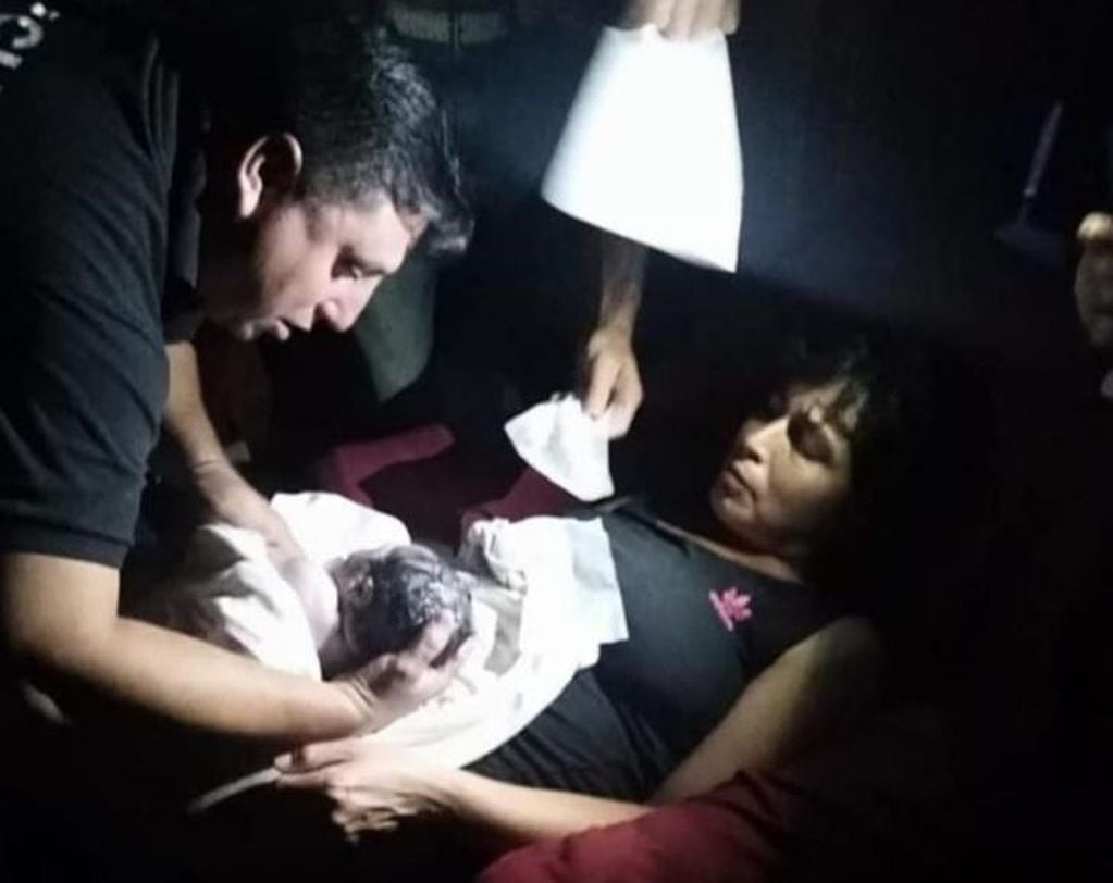 En medio de un corte de luz, policía misioneros asistieron en un parto. (Foto: El Territorio)